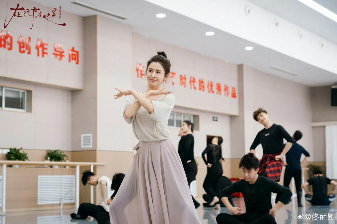 今天来聊聊酒窝女神——佟丽娅。娱乐圈有很多女演员小时候都是舞蹈生，可能因为有表