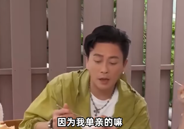 演员黄宗泽透露不结婚的原因: 一出生爸爸就有外遇, 父母很快离婚, 对我来说有家庭不是圆满;临死前花光钱, 花不完就送给别人