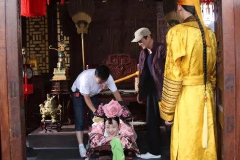 1894年，光绪最宠爱的女人——珍妃的衣服被扒掉，两名太监抡起粗大的竹杖，狠狠打