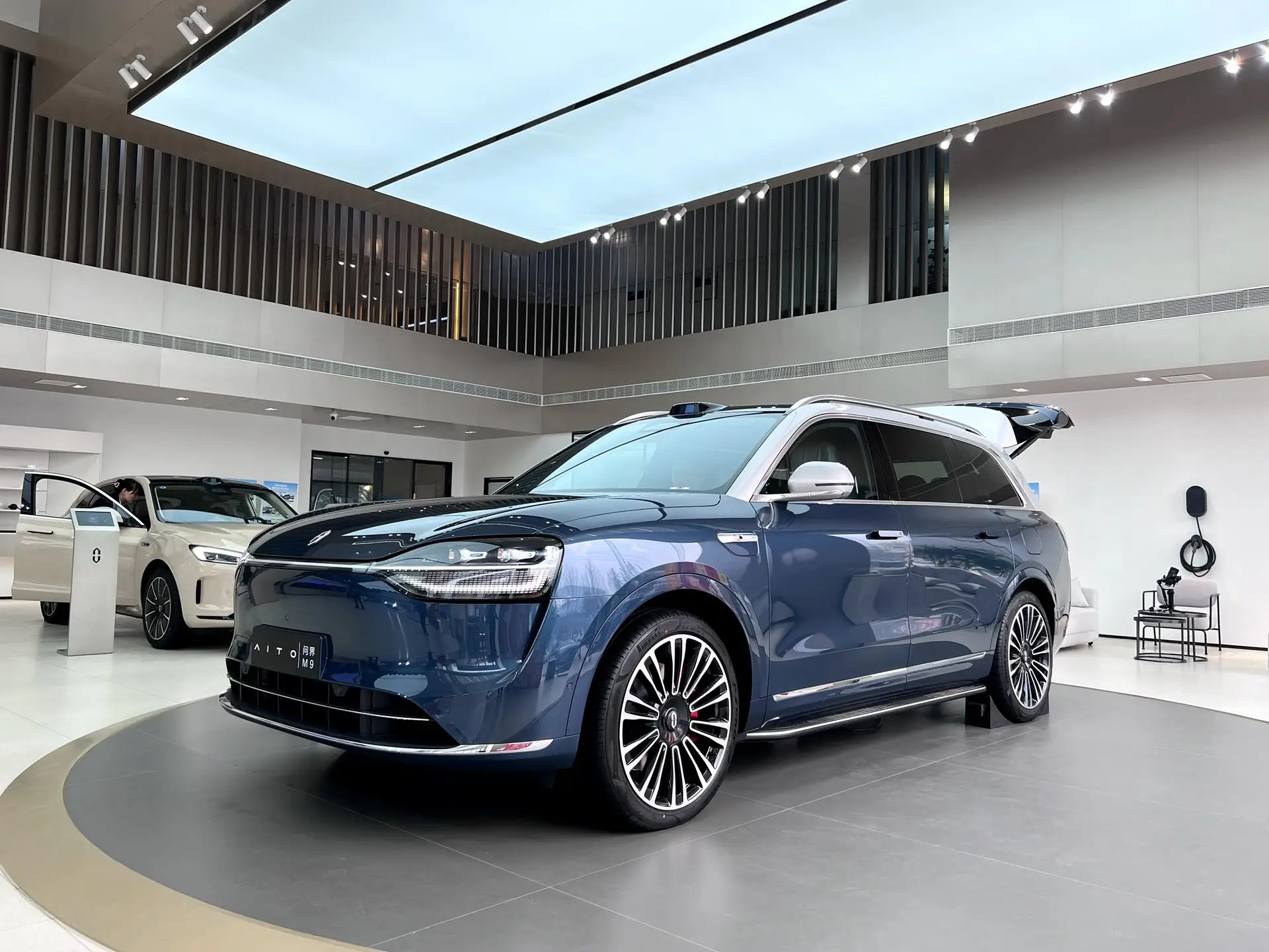 问界作为优秀的车企，在极度内卷的车市中脱颖而出，成为了黑马，在技术创新和用户服务