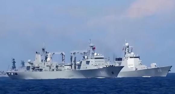 我们中国终于敢了，激动的热泪盈眶！我们中国052D军舰基本上是贴脸绕日本一圈了！