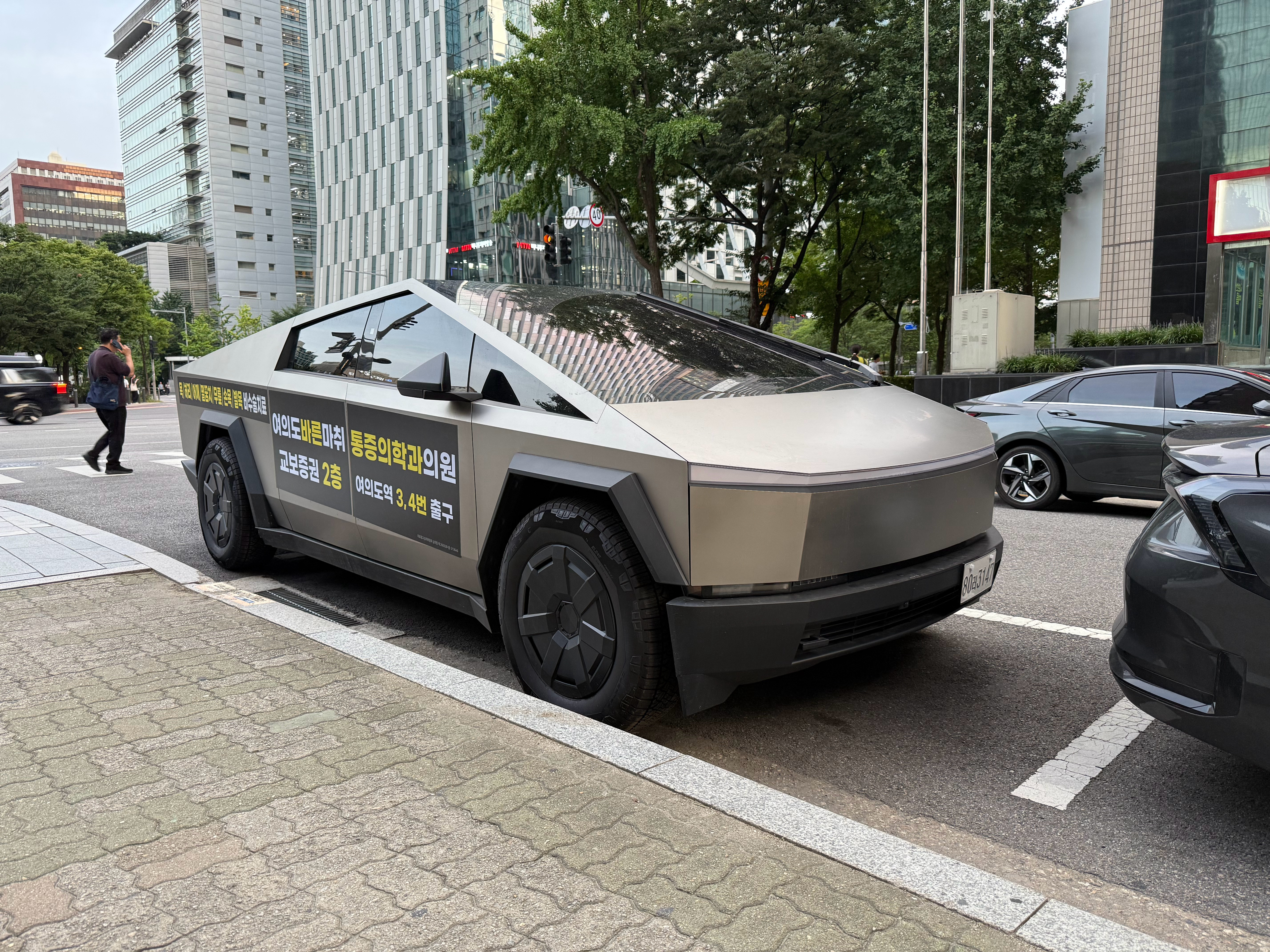 特斯拉的cybertruck实车确实帅可惜国内特斯拉官网买不着特斯拉cybe