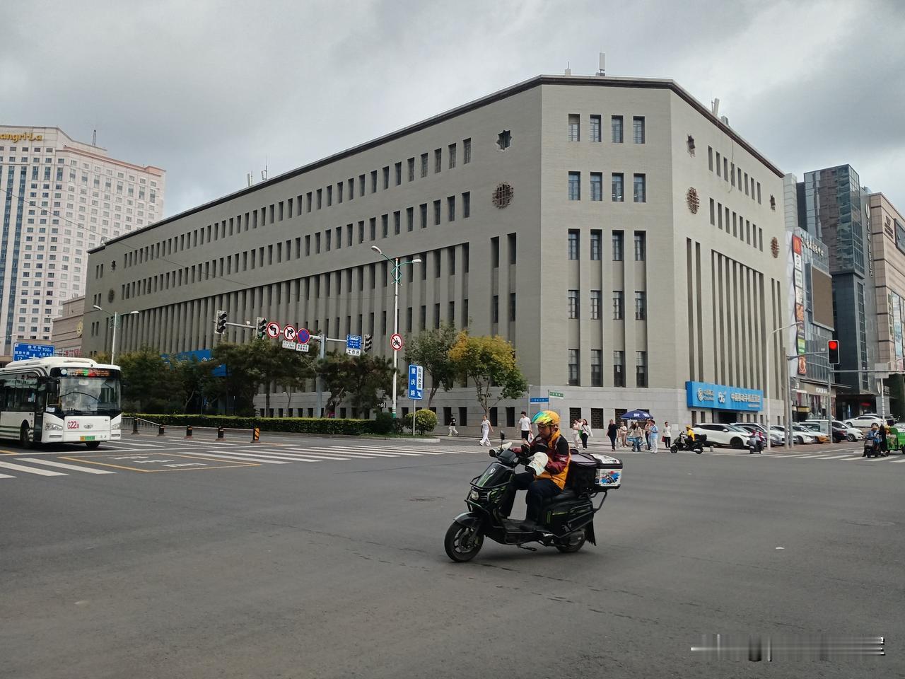 秋水仙碱秋水仙碱对有痛风的人来说是“灵丹妙药”，我老伴只要吃上它，两三天就好。