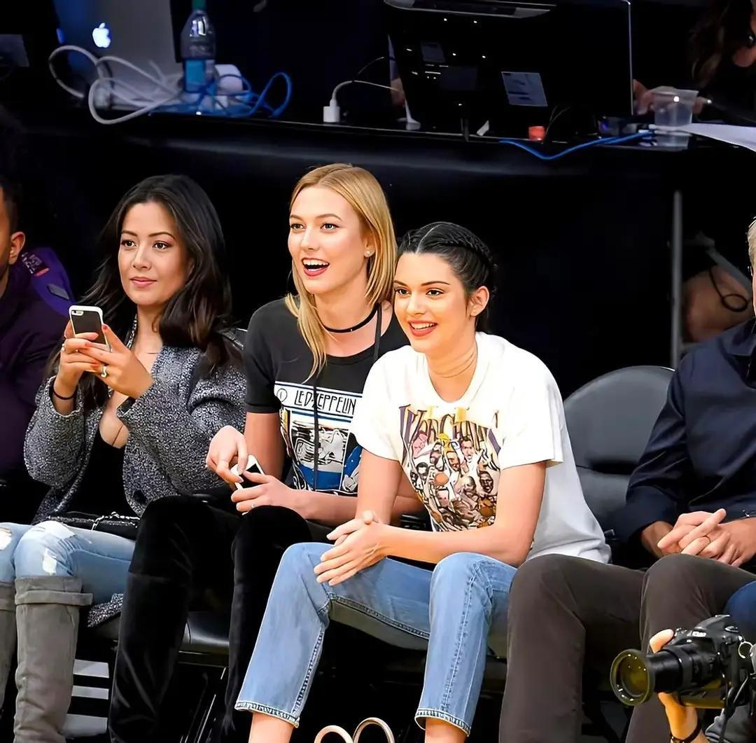 破洞牛仔裤彻底凉了巴黎世家2025春夏秀场，17套反穿造型零破洞。深色原牛