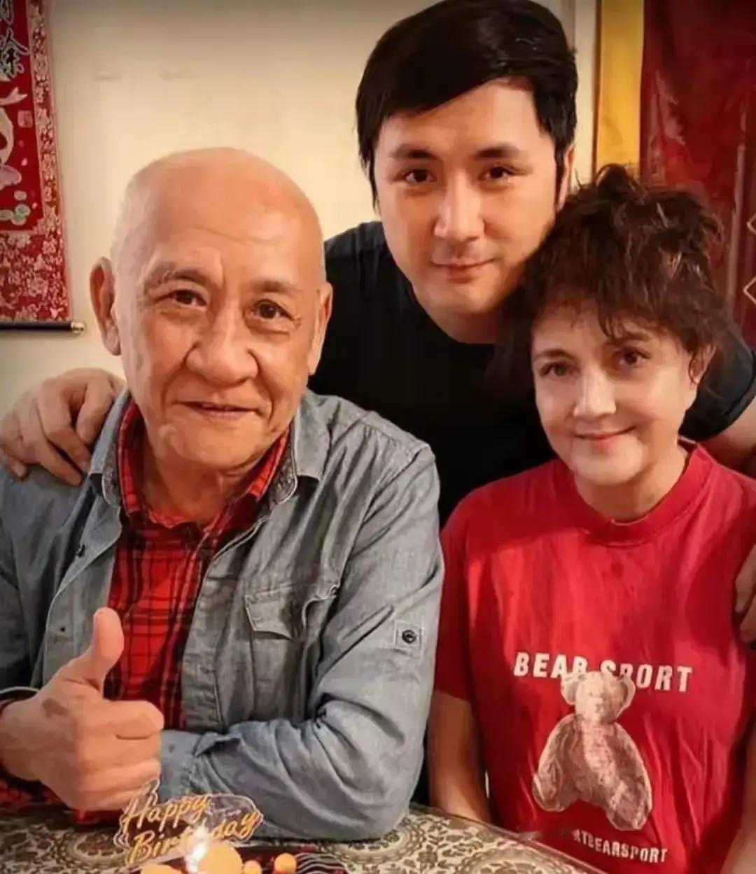 施明和李家鼎办完离婚手续后，她直接说以后各过各的，不拦着他找新人。李家鼎带着小