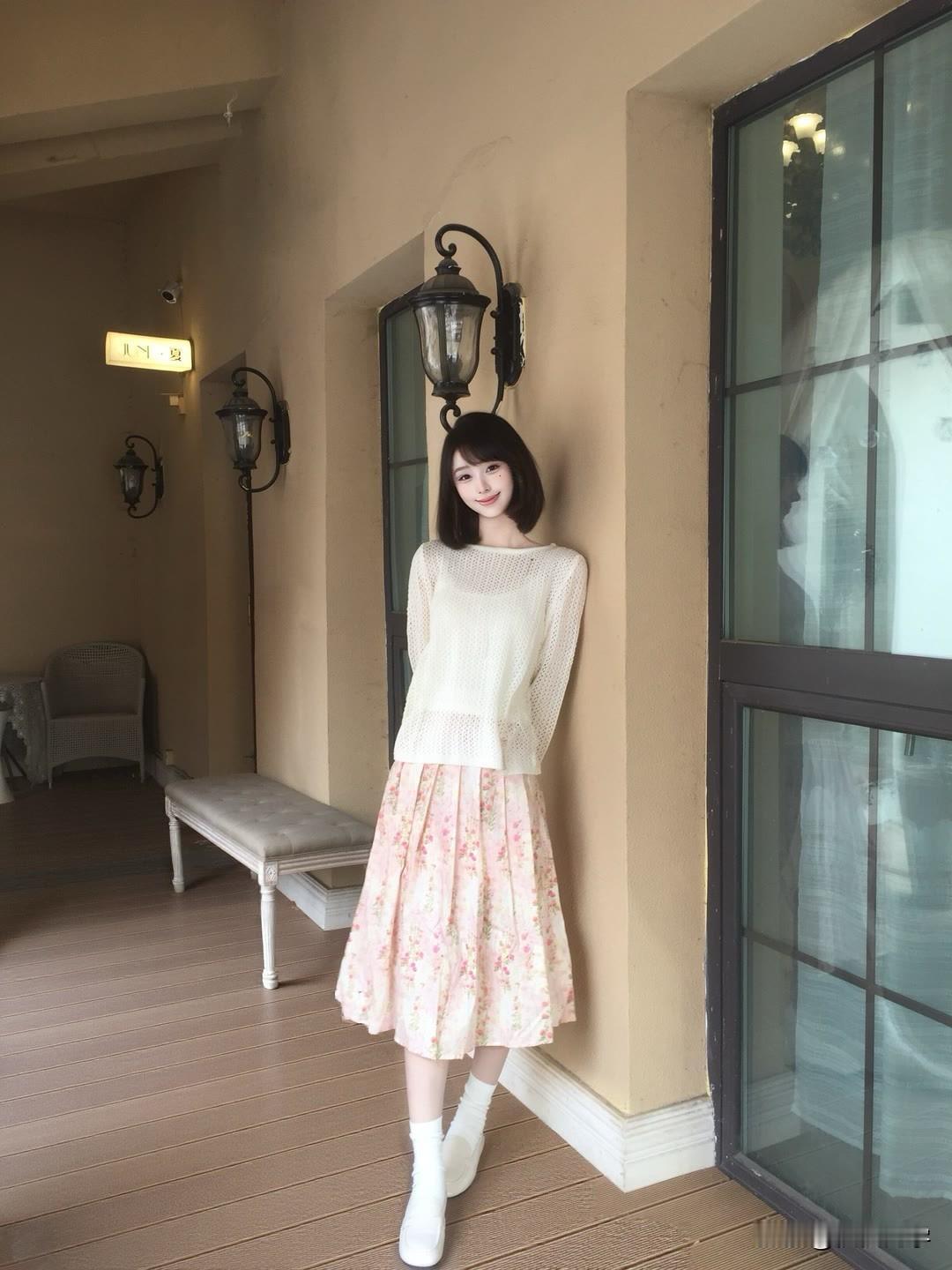 甜美少女风穿搭，粉色裙摆与白色毛衣的完美搭配，轻松打造夏日清新感！粉色显嫩穿搭