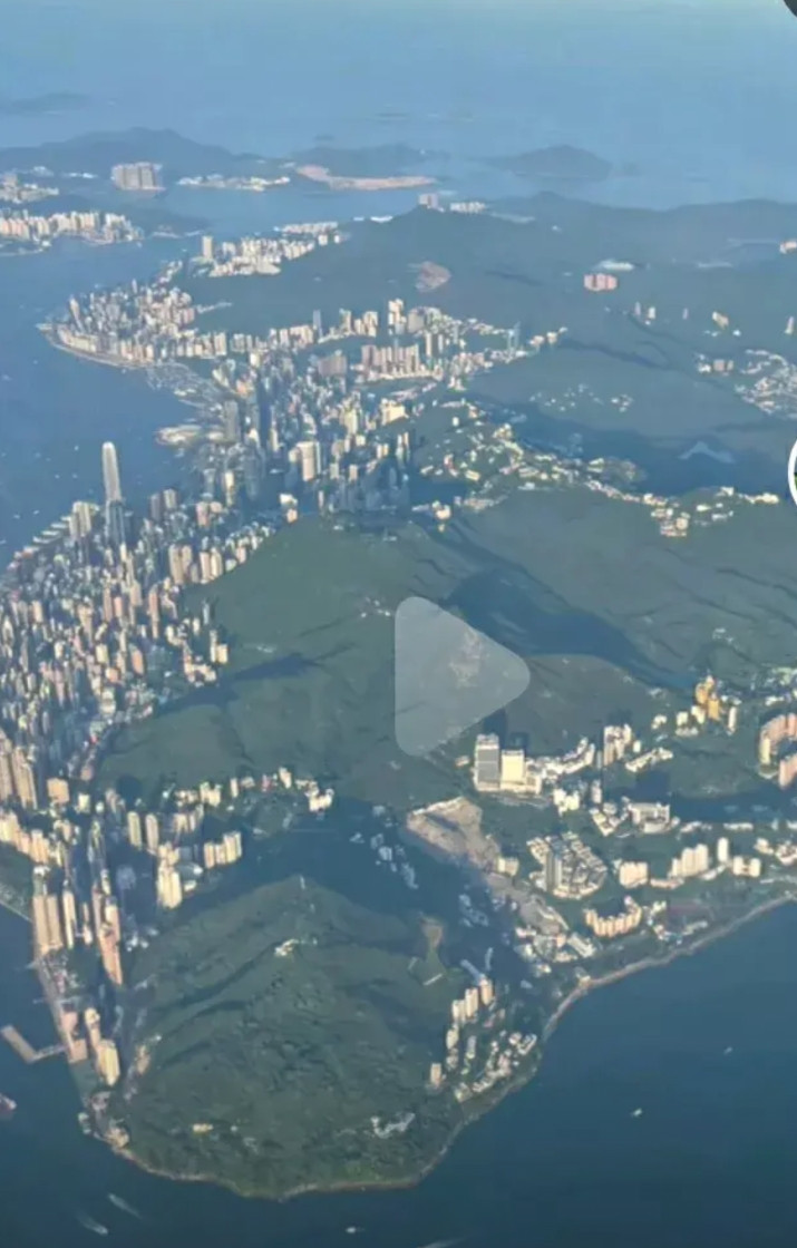 这就是香港岛，说白了就是一堆山头，山脚下的平地基本也都是填海得来的，能把这样的地