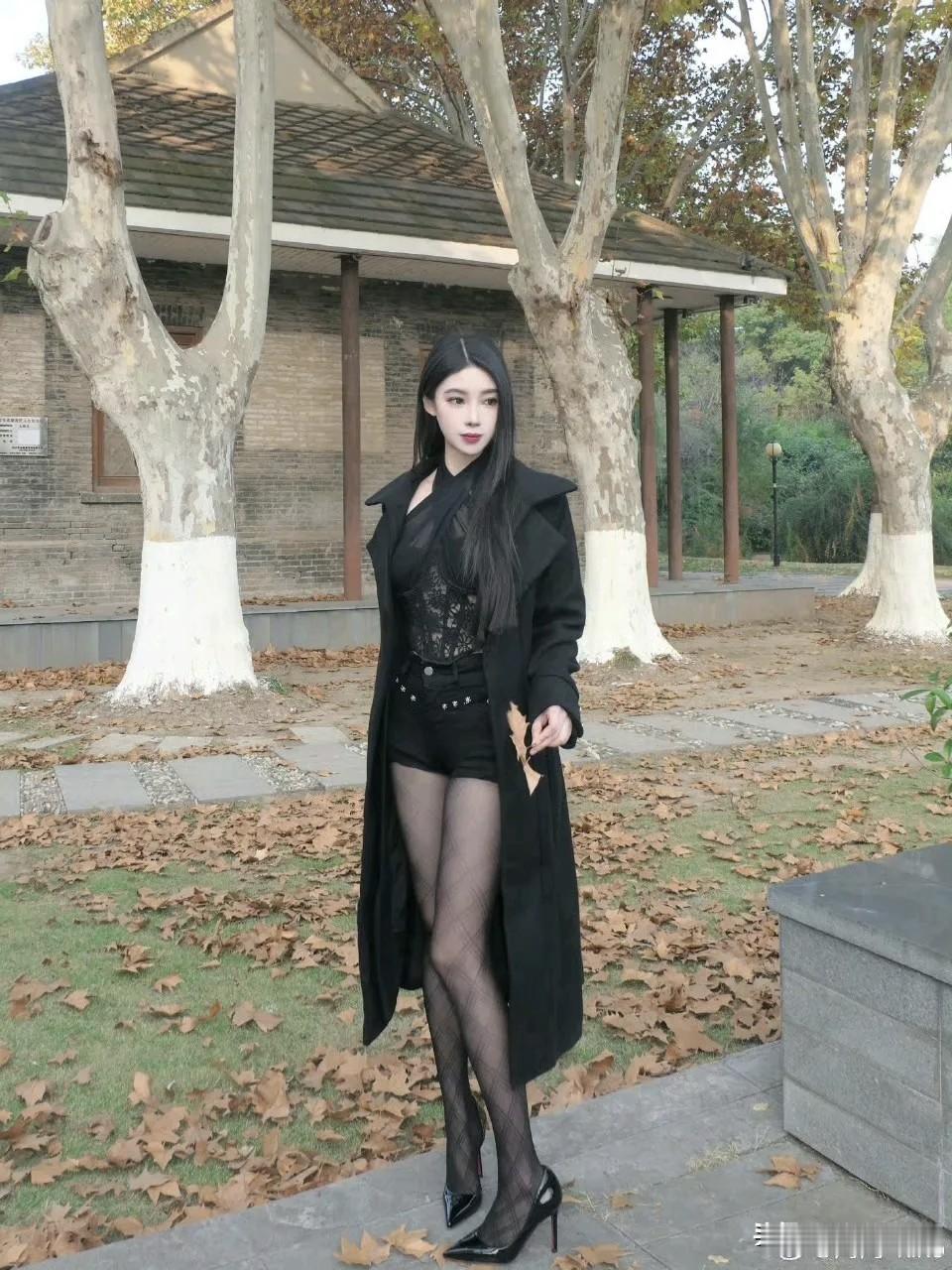 秋日漫步，黑衣少女与落叶共舞