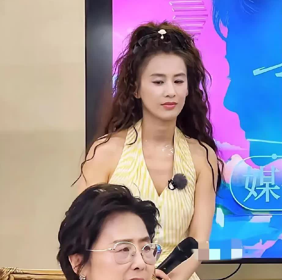黄圣依妈妈爆料真相，杨子家装样子！大家都看到了吗？黄圣依妈妈最近说了实话