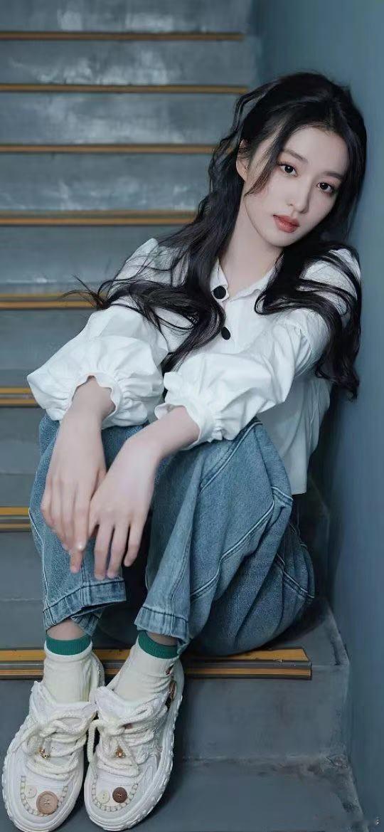 王楚然顶级美味alpha谁说美女不能接地气？王楚然提抹胸裙那个动作，豪迈又真实