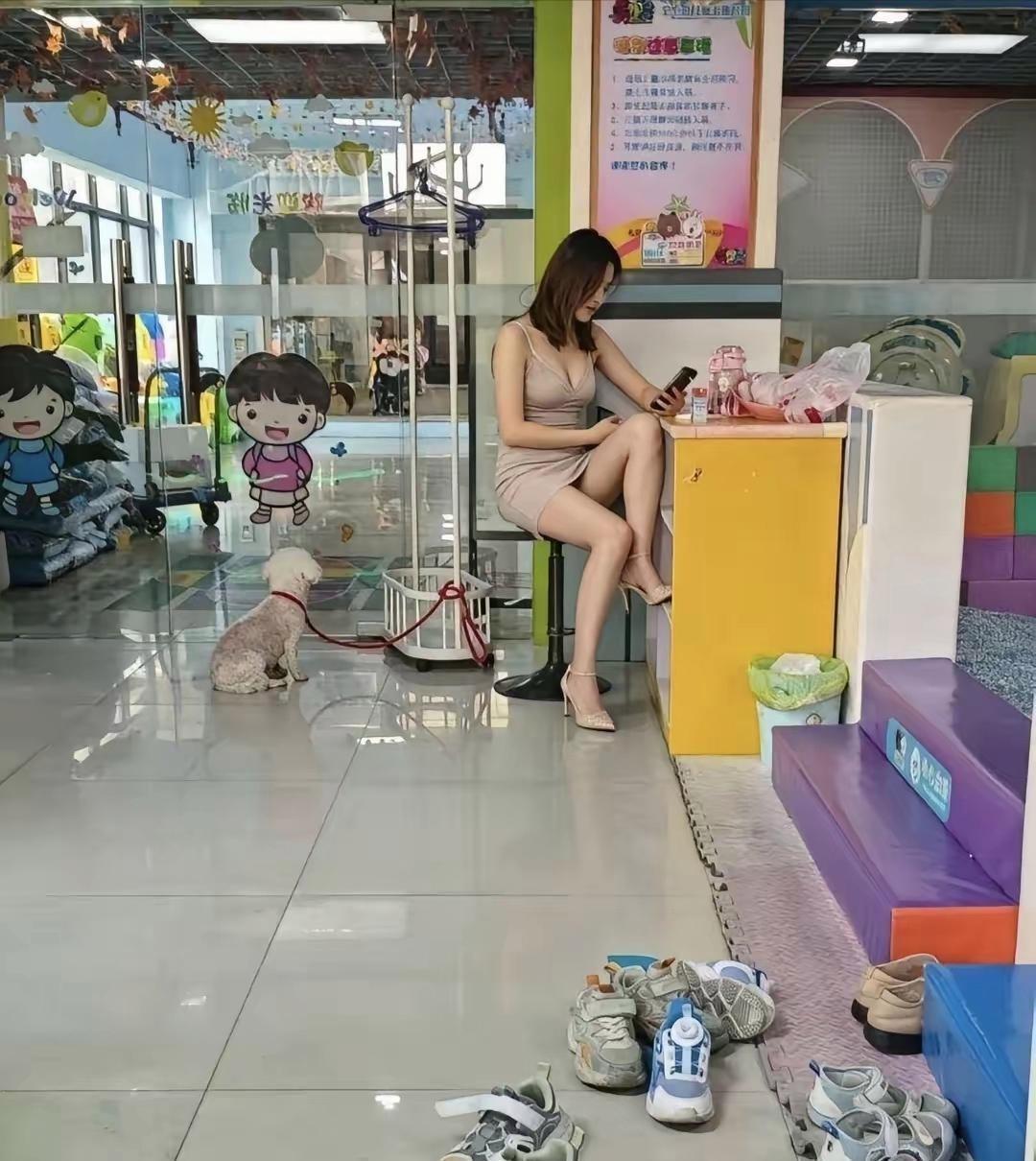 虽然说是穿衣自由，但是作为前台，而且是有小孩子的地方，这样穿确实不妥。