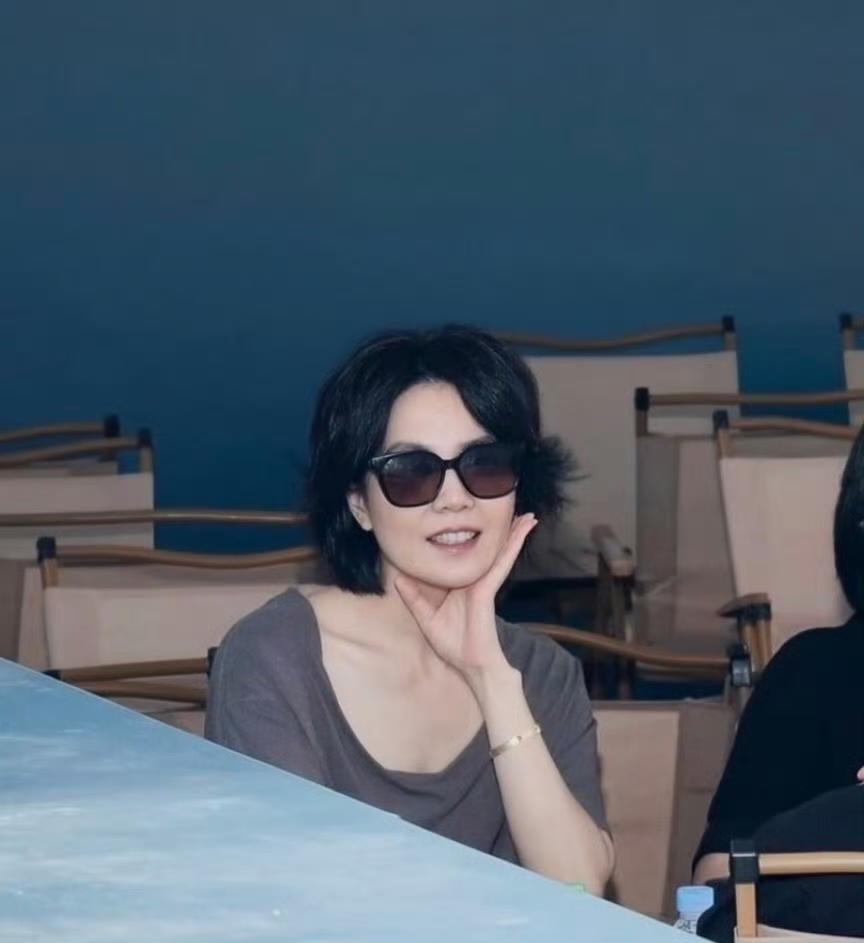 王菲:今天阿那亚音乐节，专门过来陪你演出。李嫣:第一次现场看姐姐唱歌，太酷了！