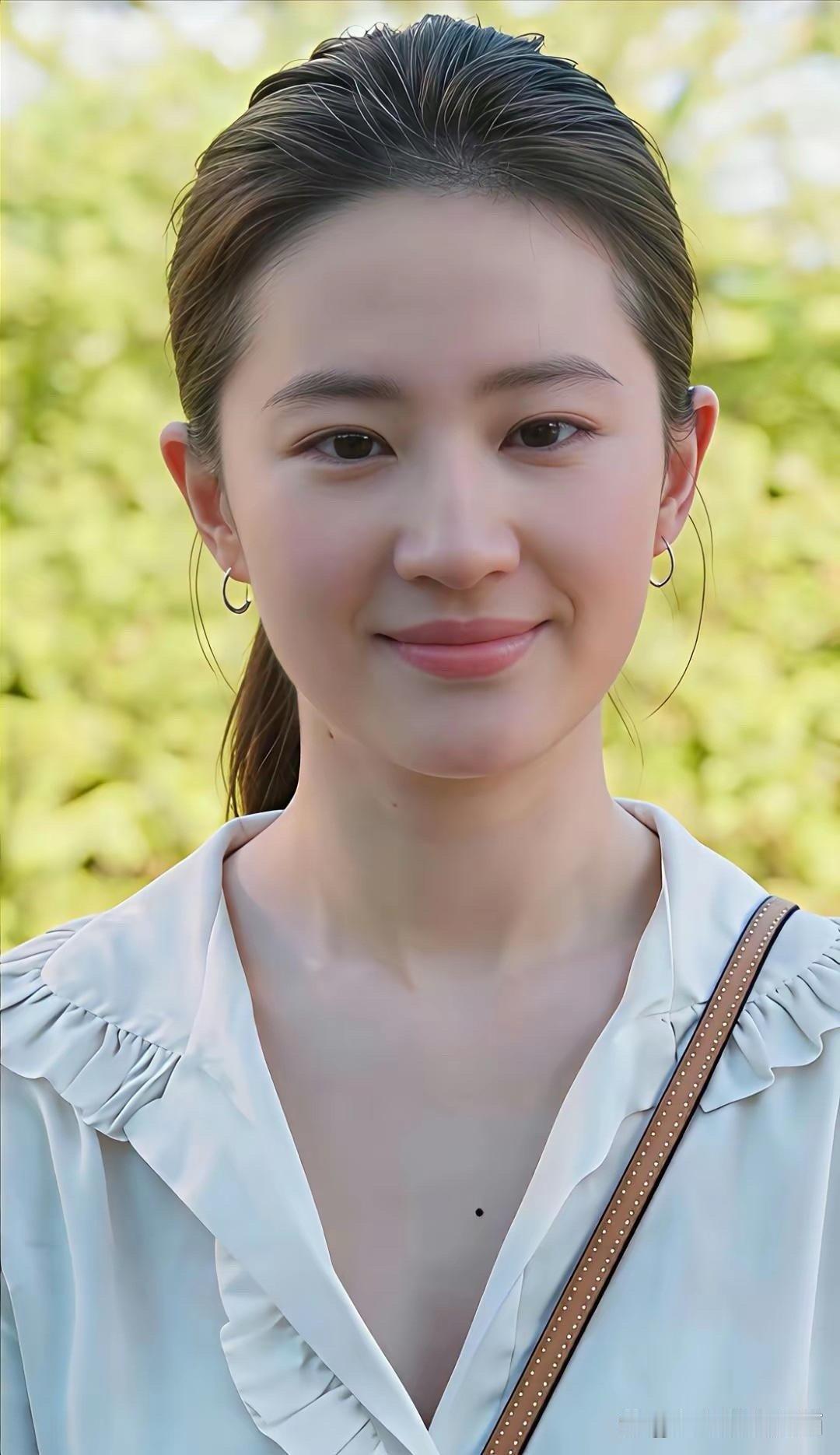 原来仙女也会有真实的小细节！刘亦菲偶尔露出的双下巴和几根白发，反而更显真实可爱，