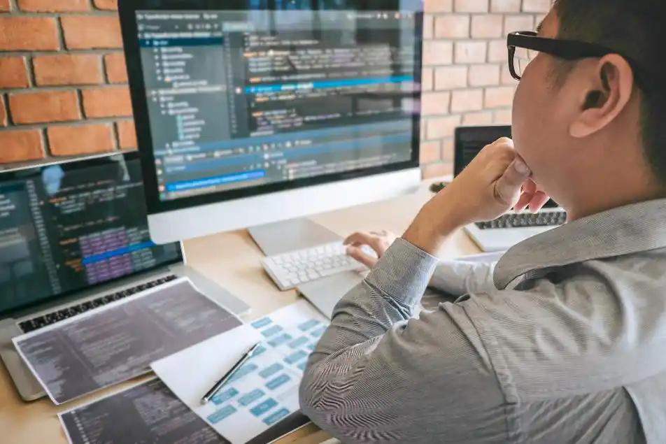 有朋友说他外甥，打他儿媳妇妹妹的主意，叫他做媒。我说亲上加亲是件好事，他却直摇头