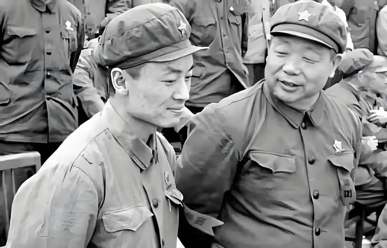 1947年，湖北黄安，一个脚上沾满黄泥的农民给解放军带路。走到岔路口，他随口说：
