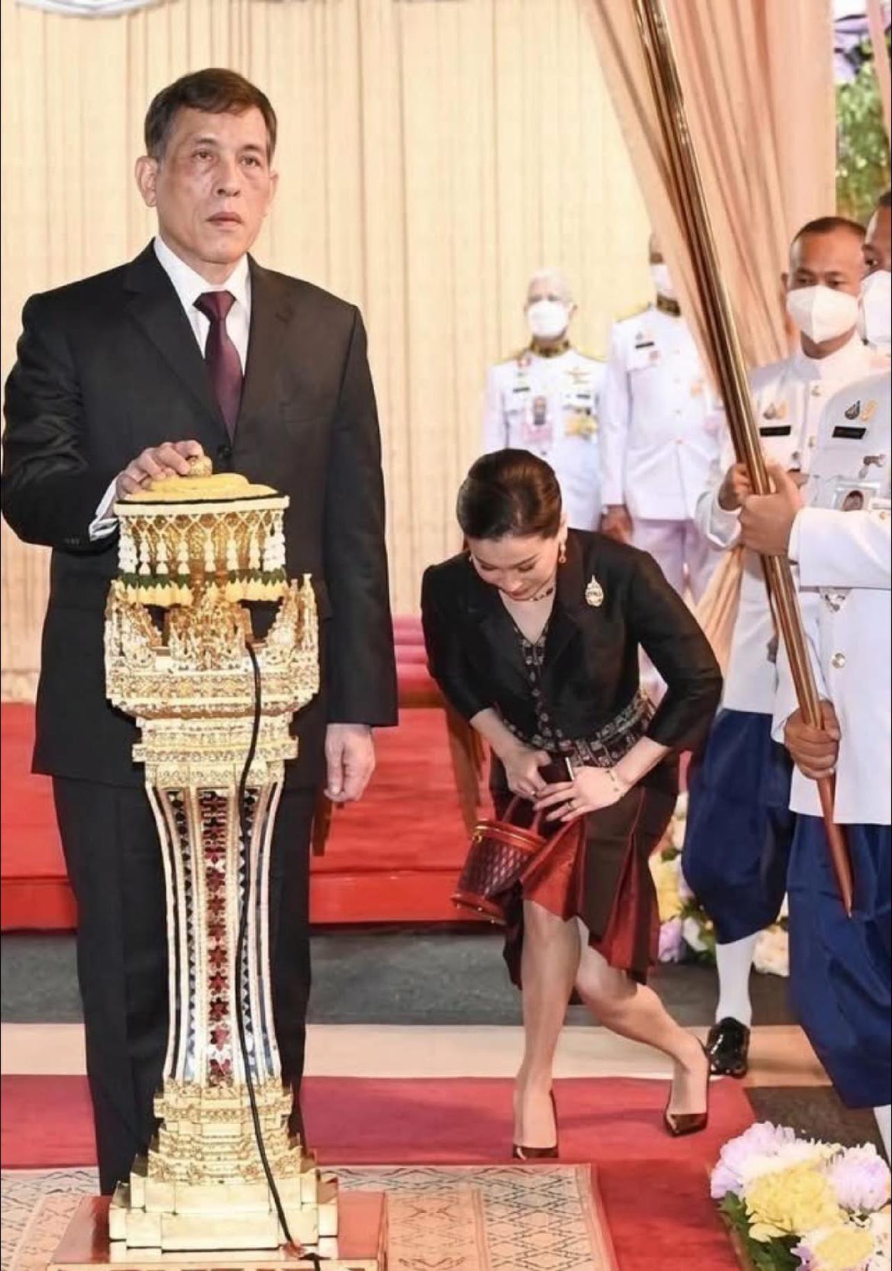 苏提达的屈膝礼标准，是行走的礼仪教科书苏提达王后每次亮相都让人惊艳，她行的是英