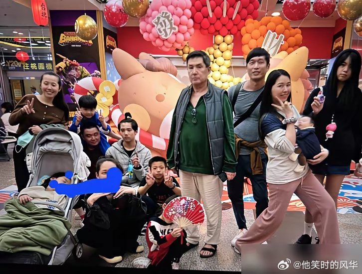 向佐的颜值，又被网友“审判”了。郭爸晒出九口之家合影，抗癌成功后，笑容满面。向佐
