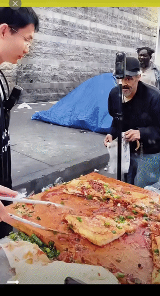 中国小伙在美国街头制作中国特色小吃“酱香饼”。并且还免费发放给了美国的穷人、流