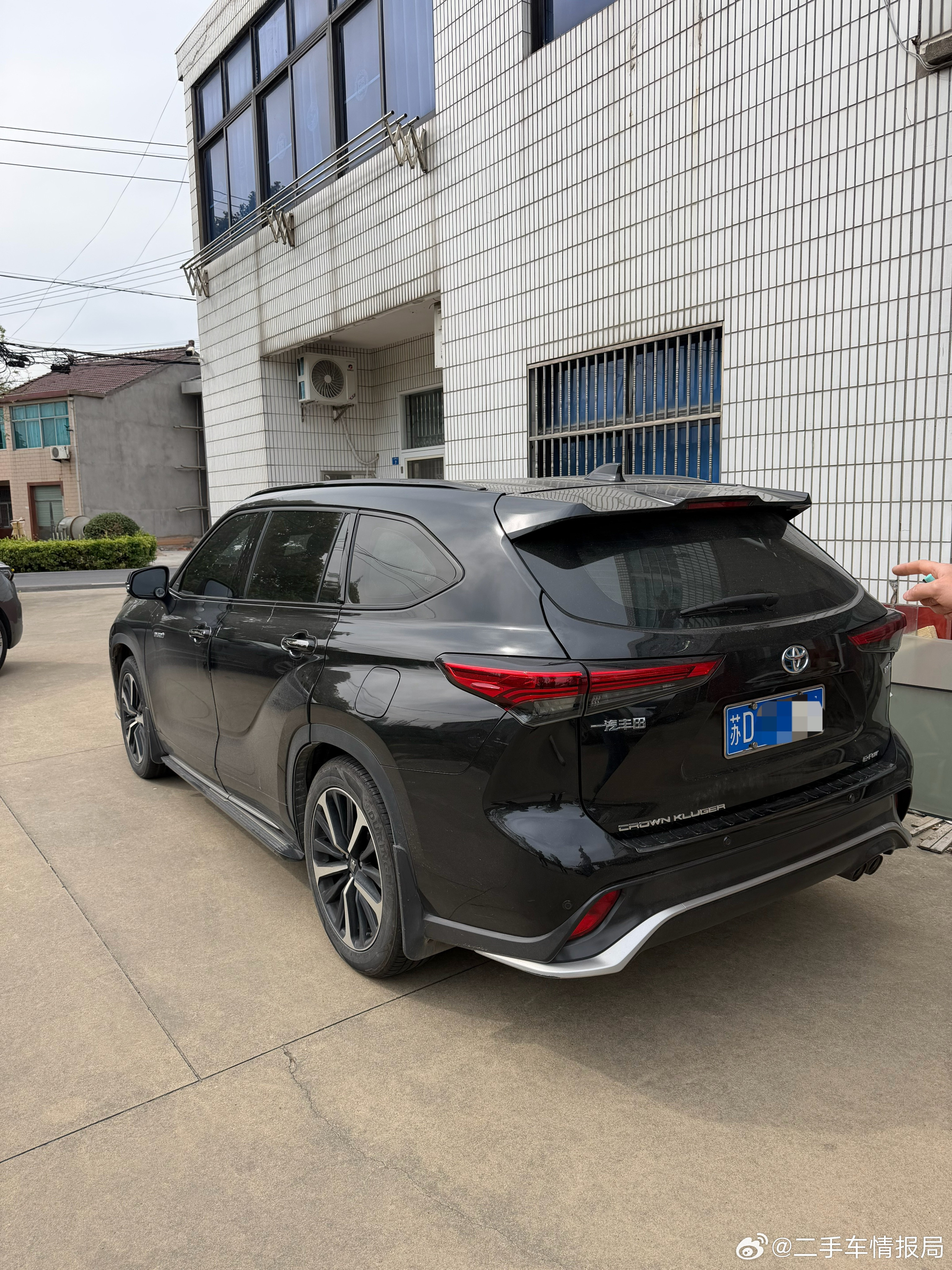 朴实无华的江浙沪乡下小个体老板，做不锈钢装饰加工的皇冠当工具车，那是真舍得啊