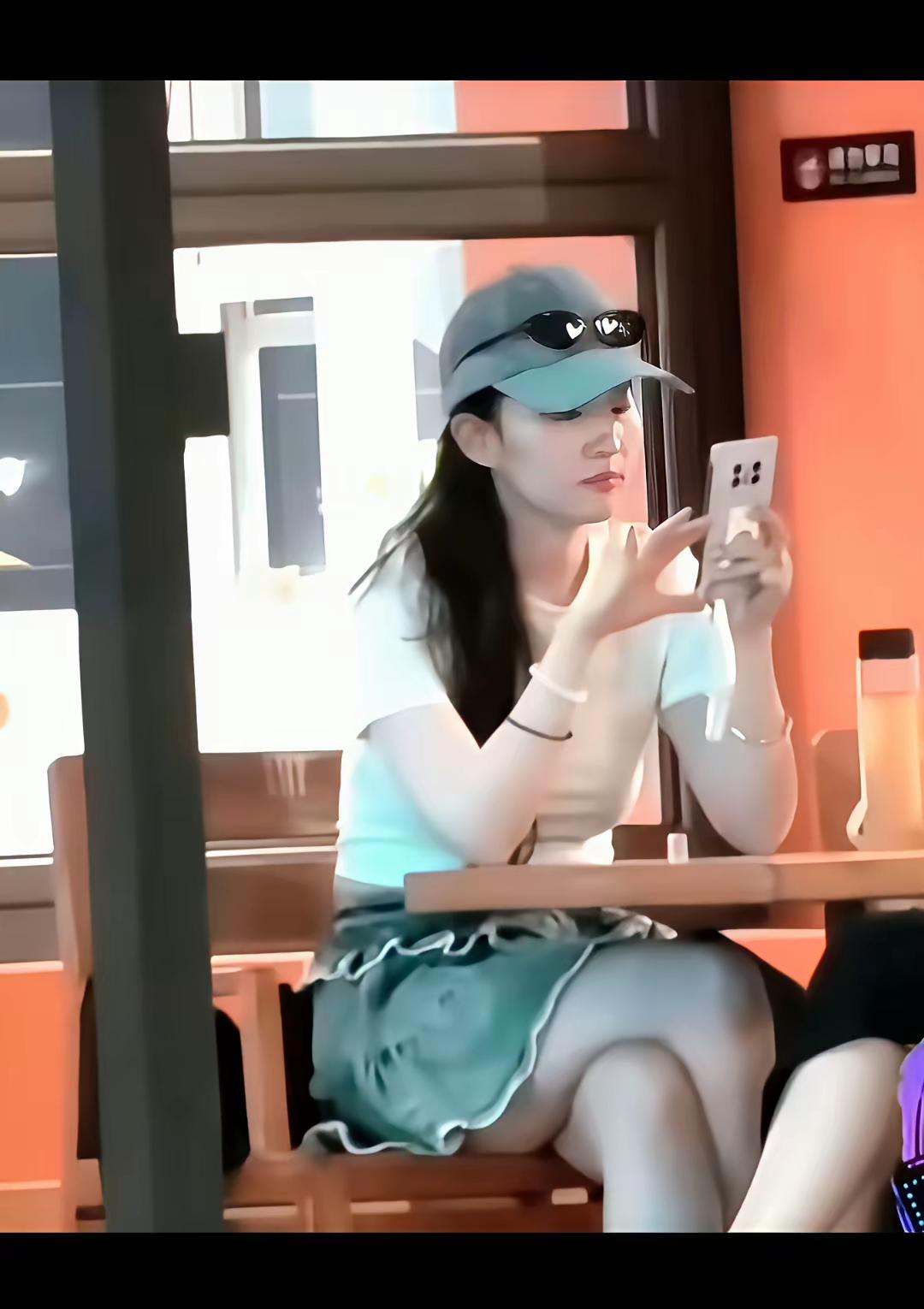 发觉胖女人都爱穿拖鞋，很没有品味，再值钱，也是拖鞋！还是出身与教养的关系！