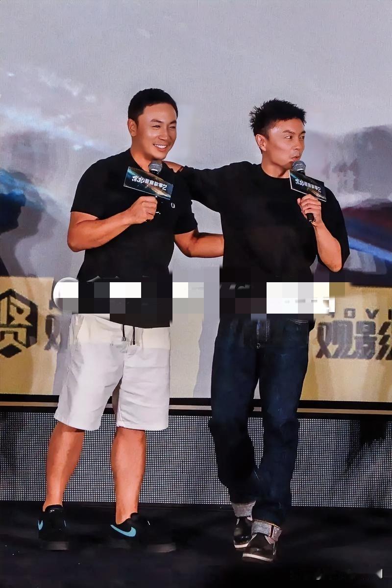 释小龙谢苗同框首映礼，动作片情怀拉满1月7日，电影《手遮天》北京首映礼现场，