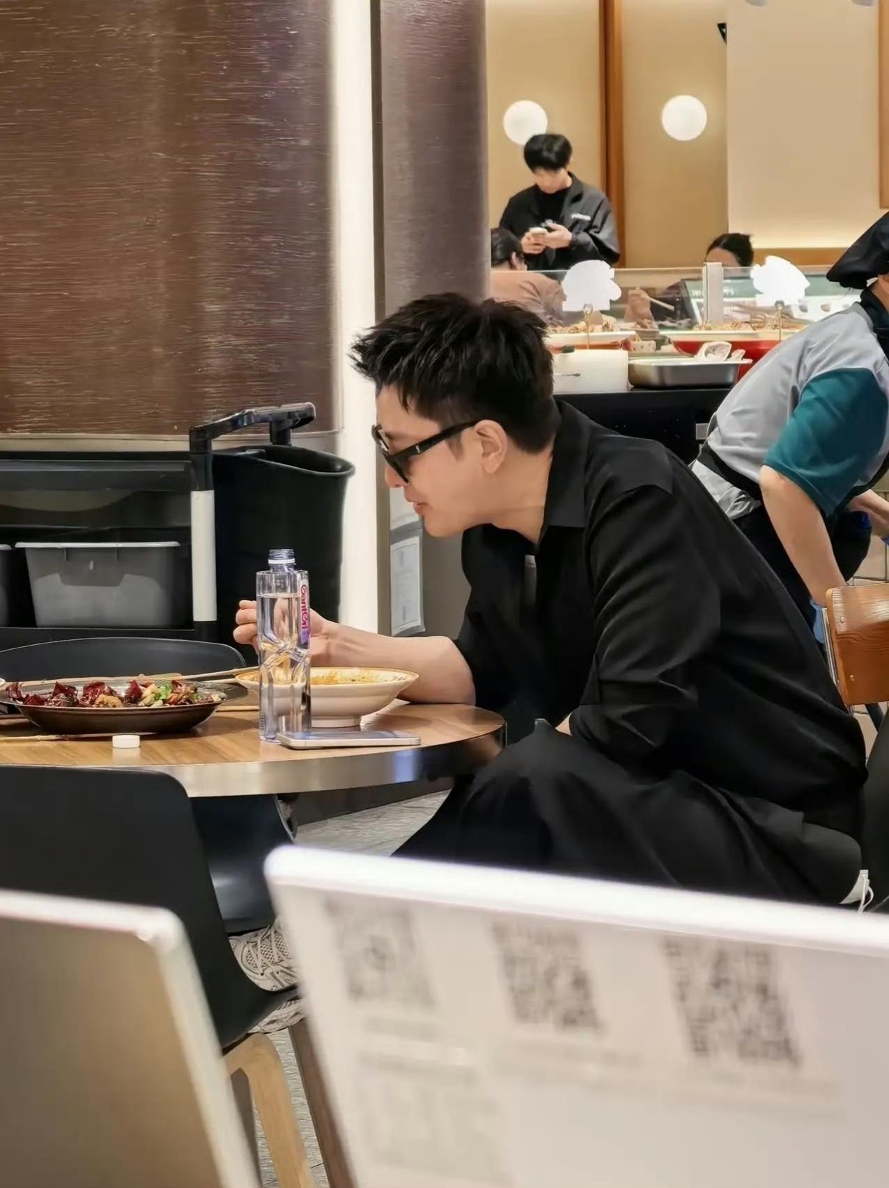 42岁贾乃亮在郑州某餐馆吃饭被偶遇，他真人看起来好年轻，一身黑色休闲穿搭，配着墨镜，酷帅有型，在人群