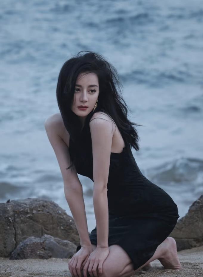 迪丽热巴这段时间的淡定，其实是因为她早就把人生的方向盘握在了自己手里。看看她过去