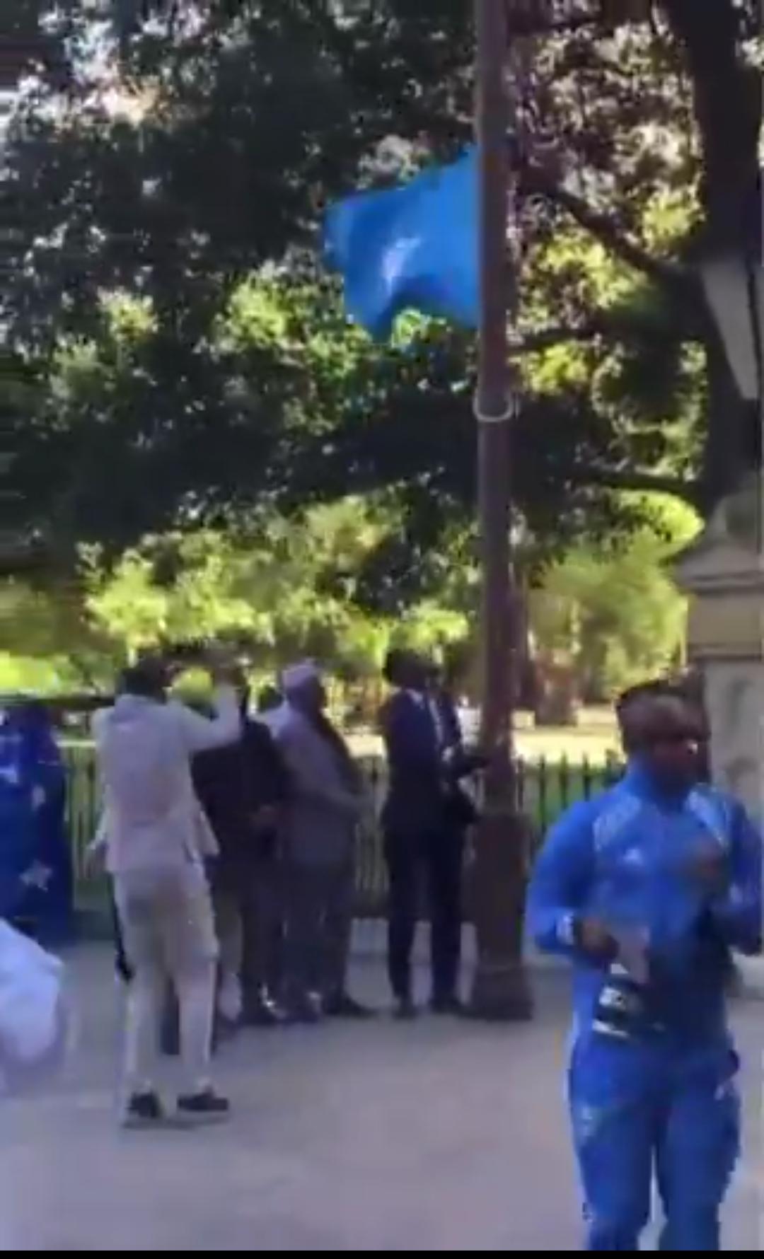 🇺🇸🇸🇴前拜登官员在俄亥俄州议会大厦升起索马里国旗，引发质疑哈姆塞