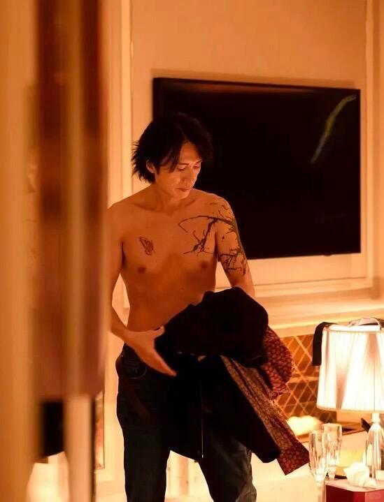 郑秀文笑咪咪地说：我很期待黄子华脱掉衣服的那一刻！是的，今年春节档最炸的