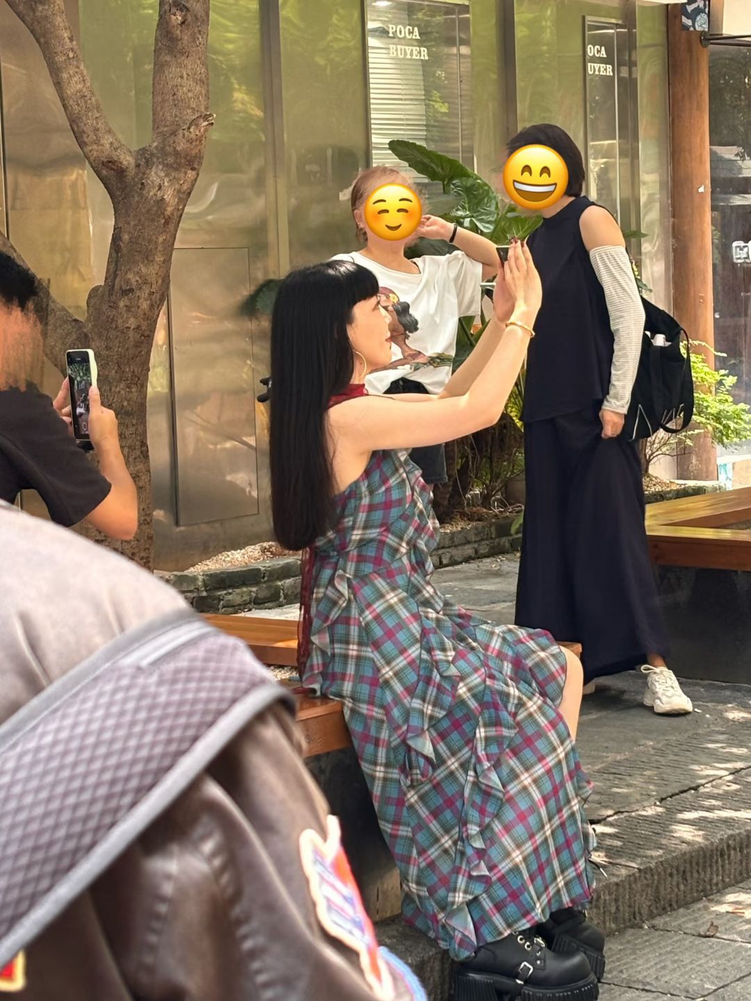 长沙偶遇吴莫愁吴莫愁吴莫愁现身长沙街头，休闲装束随性自然，淡妆加持依旧状态能打，