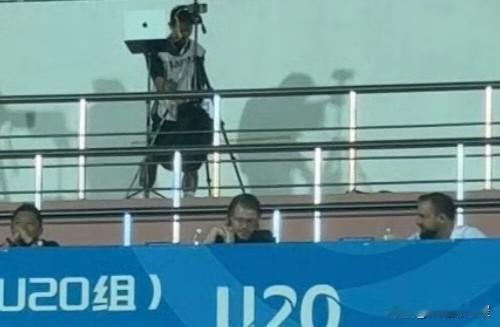 国安U20战平深圳新鹏城，德籍新帅场边默默考察U20联赛较量，北京国安U20与