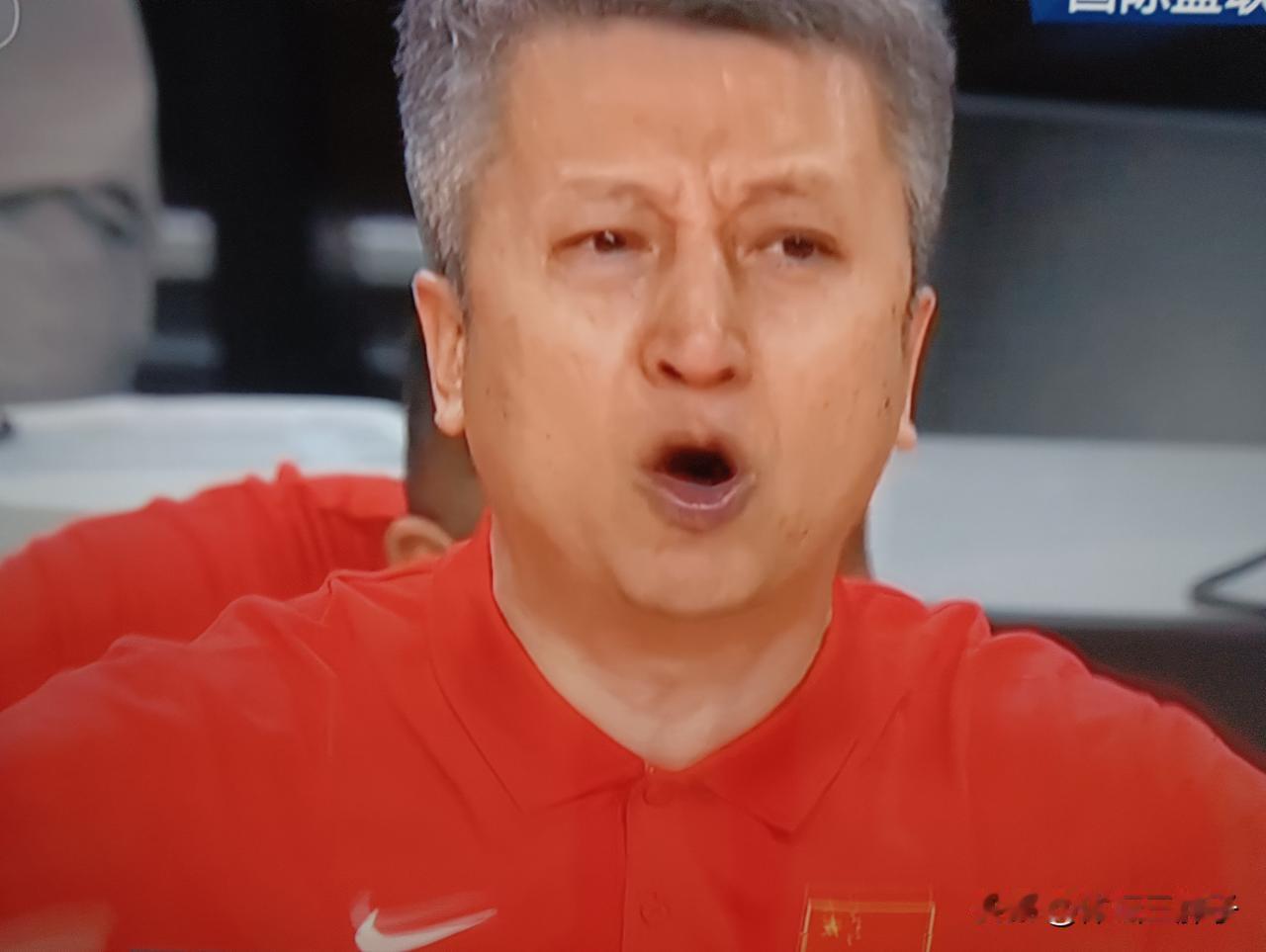 中国球迷刚才激动的哭了，这是喜悦的泪水。中国男篮刚刚战胜了日本男篮，取得一场关键