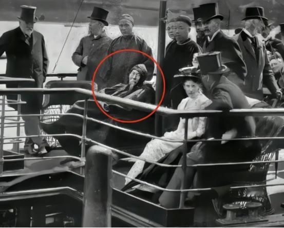 1896年，李鸿章访问英国的照片他戴兜帽，腿上盖着毯子，左脸被日本人开枪擦伤的弹