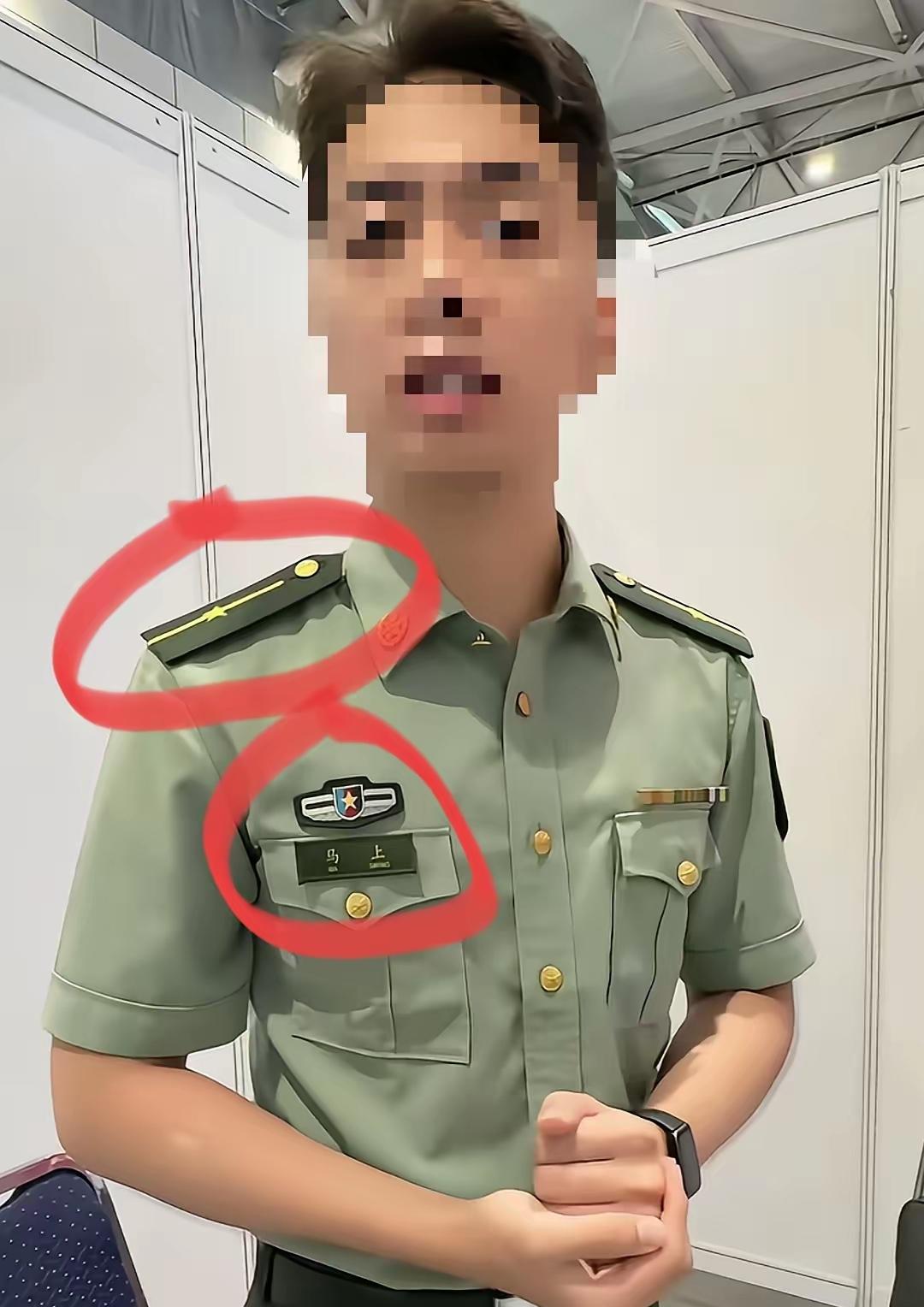 这个少尉为什么没有级别？但是胸徽、姓名牌、军衔、勋表一应俱全，是军迷一级穿着衣服