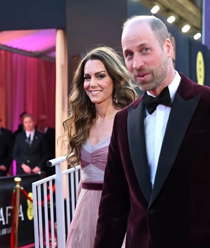 “”仙气飘飘”，更适合凯特王妃，为何她舍弃了呢？凯特的颜值和时尚，虽不如婆婆戴