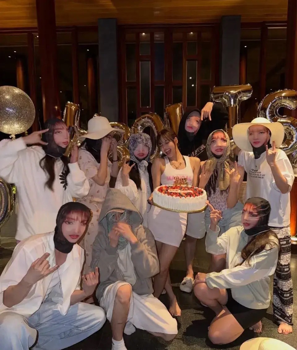 Lisa晒海岛庆生照，朋友戴Lisa的面具，她穿着性感好像人鱼公主！