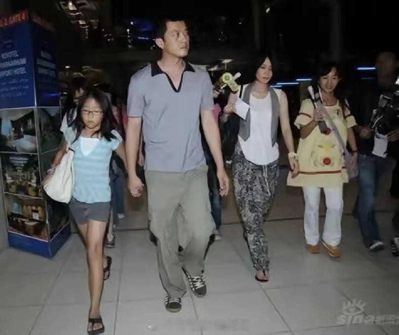 王菲抱着的李嫣才两岁，萌的像个布娃娃。小女孩的兔唇还在修复中。走下飞机的王菲，遭