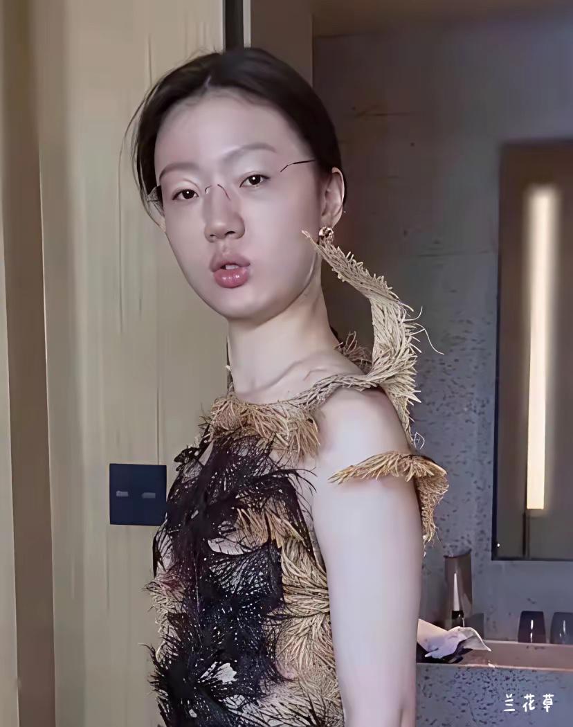 这也是单依纯吗？怎么又变了？她的嘴唇怎么了？