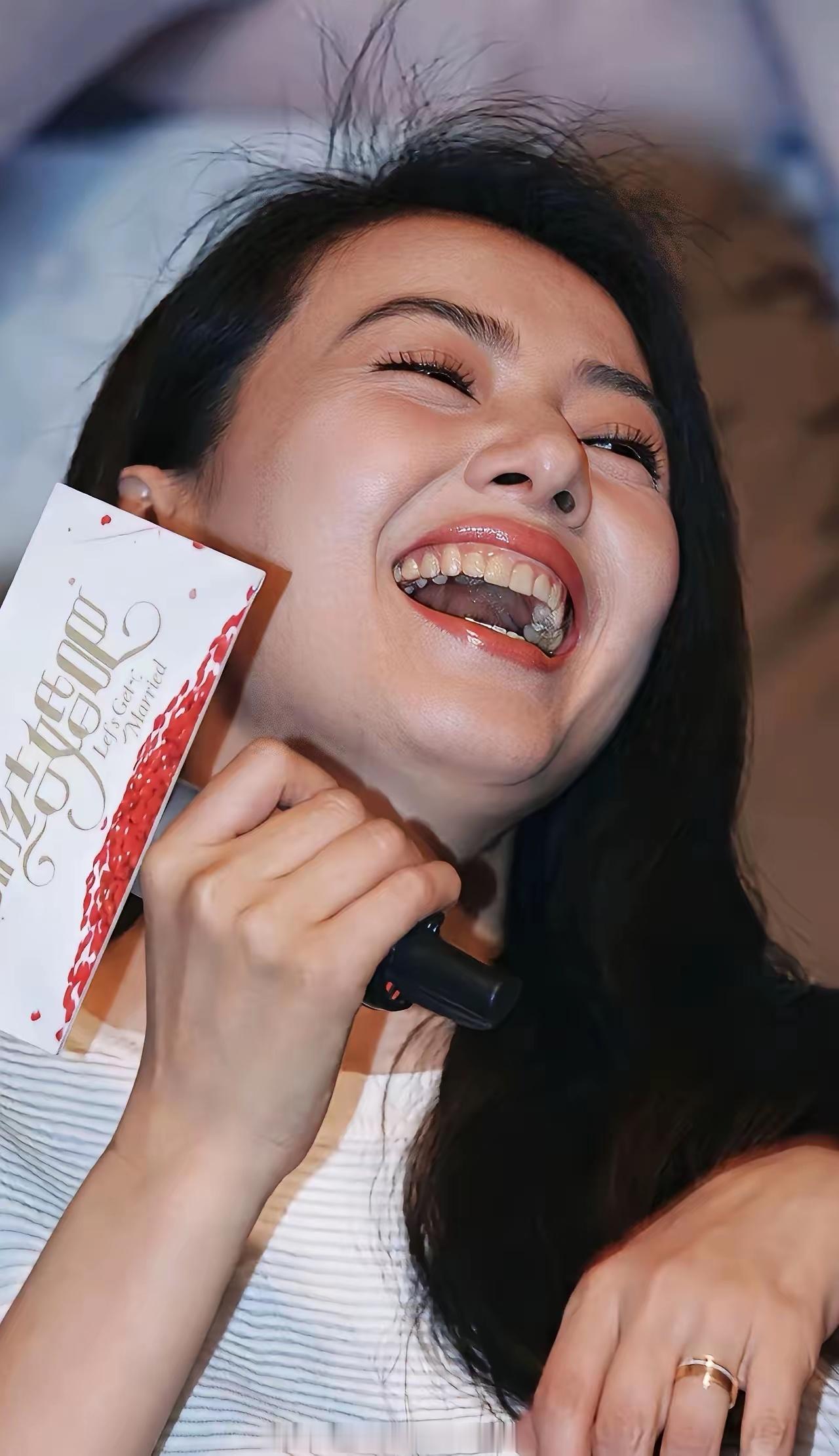 好多演员为上镜直接磨牙做烤瓷牙，高圆圆只做正畸没换假牙，笑起来带点原生牙的细碎纹