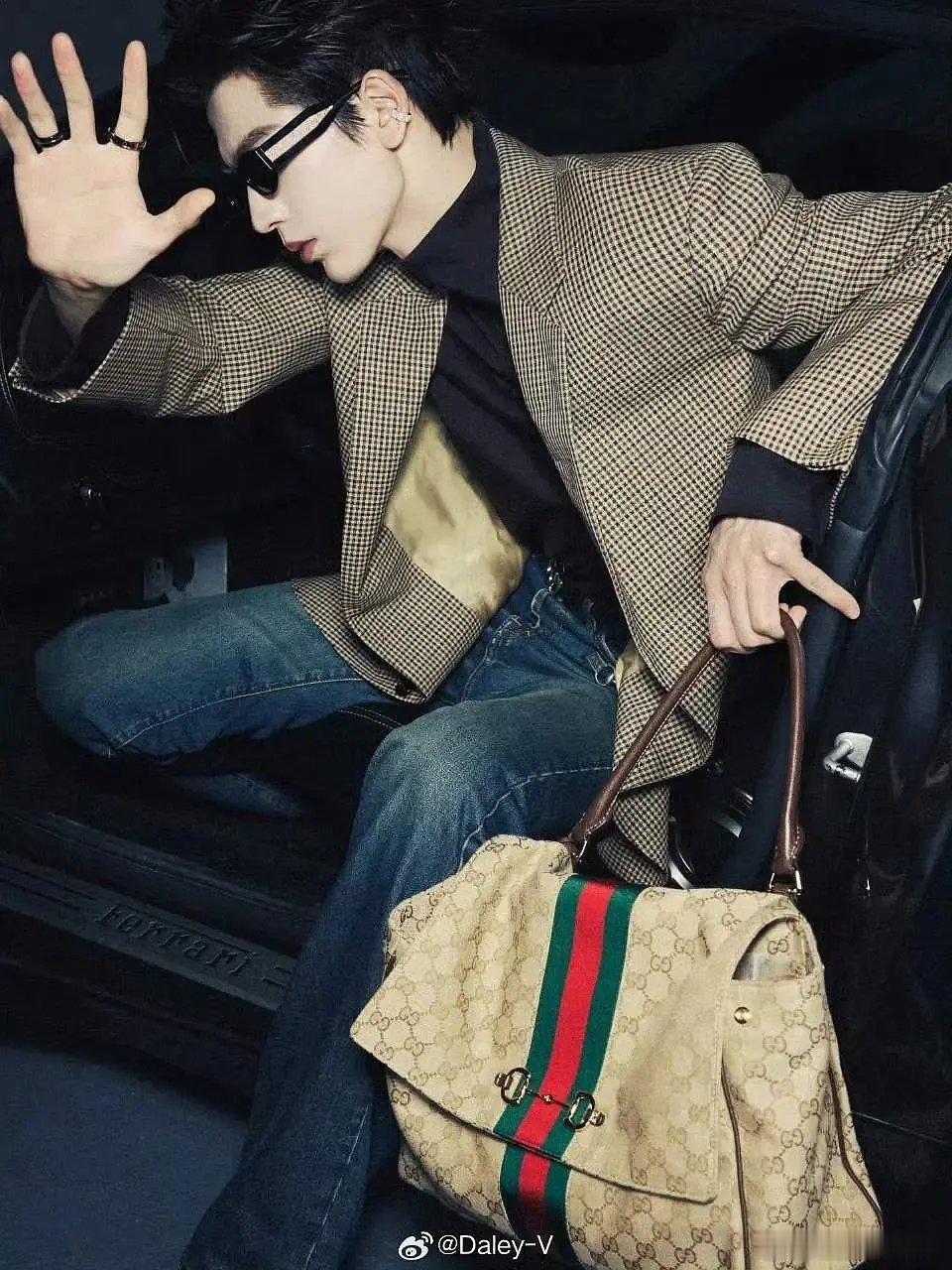 网友说张凌赫耍帅的造型不如宋威龙的随便一蹲