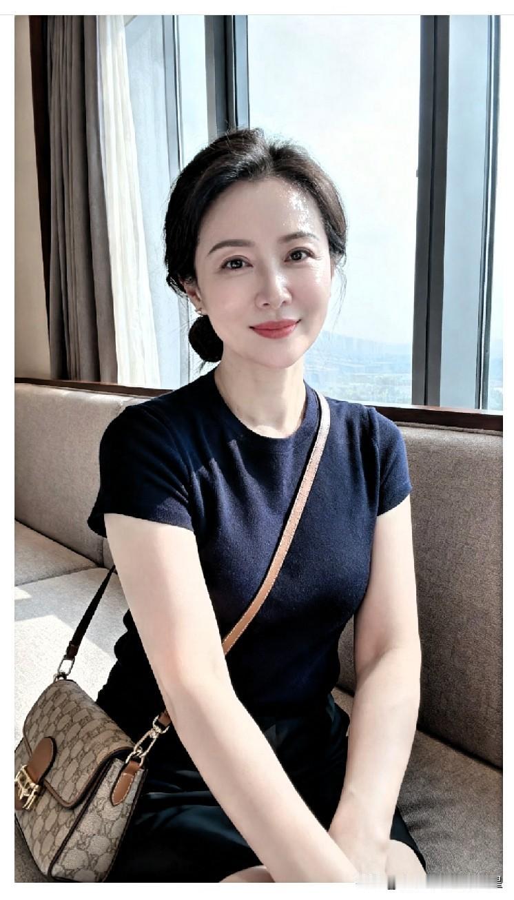 昨天下午去银行存钱，撞见一件挺稀奇的事。旁边一位阿姨存了十万，银行直接送她一台苹