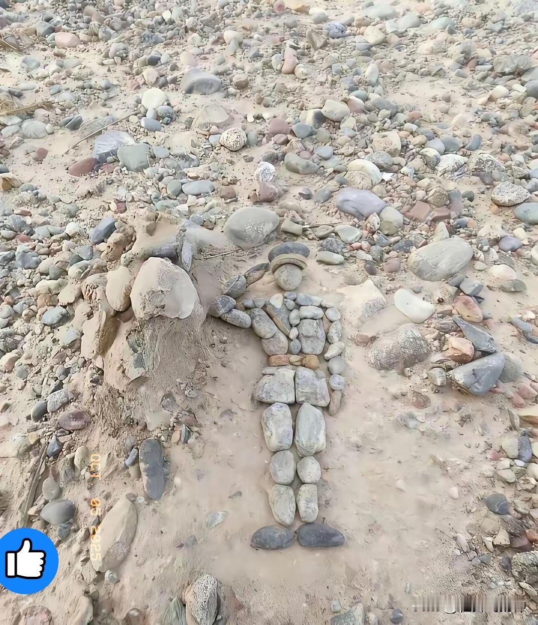 一名曾经在戈壁哨所服役的军人多年后故地重游，来到他曾经站岗放哨的地方。没想到，随