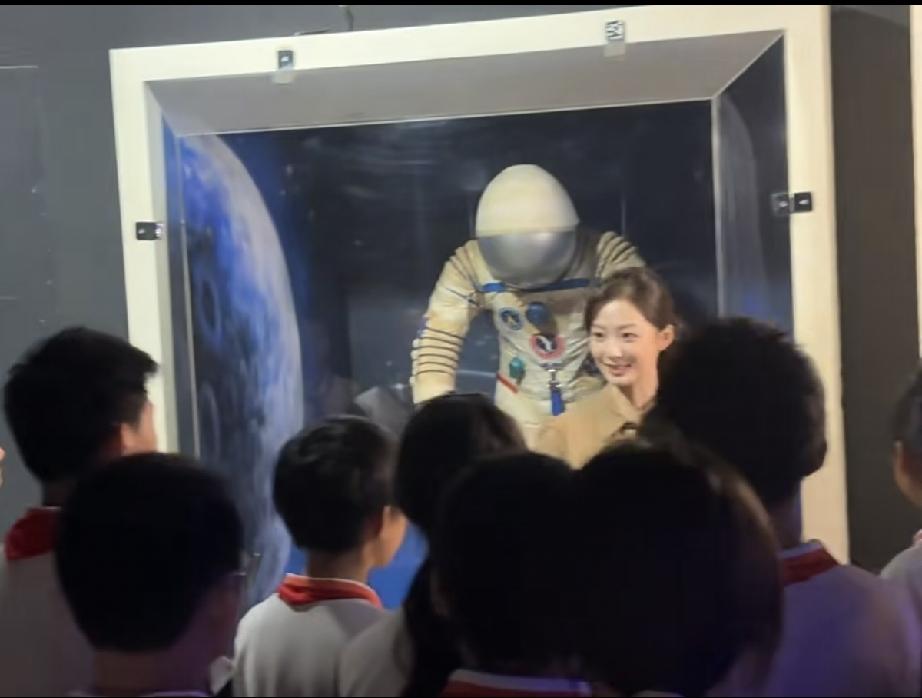 近日，冯琳在北京中国人民革命军事博物馆给少先队员讲解航天服展品，她打扮朴素，就