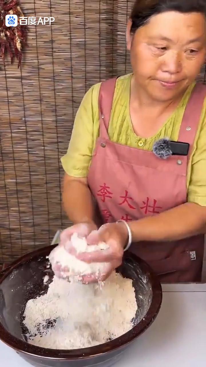 新疆拌面。妈，这晌午了吃什么饭？天热还下点面条，吃凉面。吃凉面其实我还是好吃捞