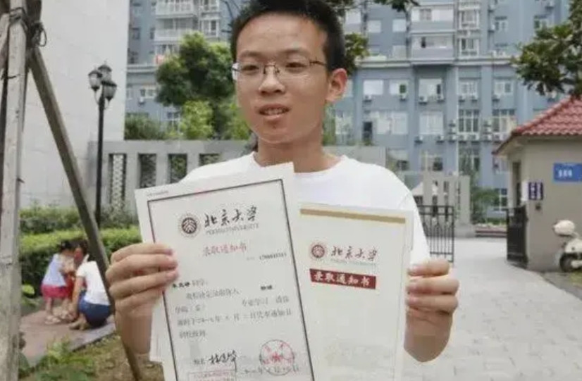 别人高考一搏，他高考三赚！广东小伙全炫宇，连续三年考上北大，却三次都没去。不