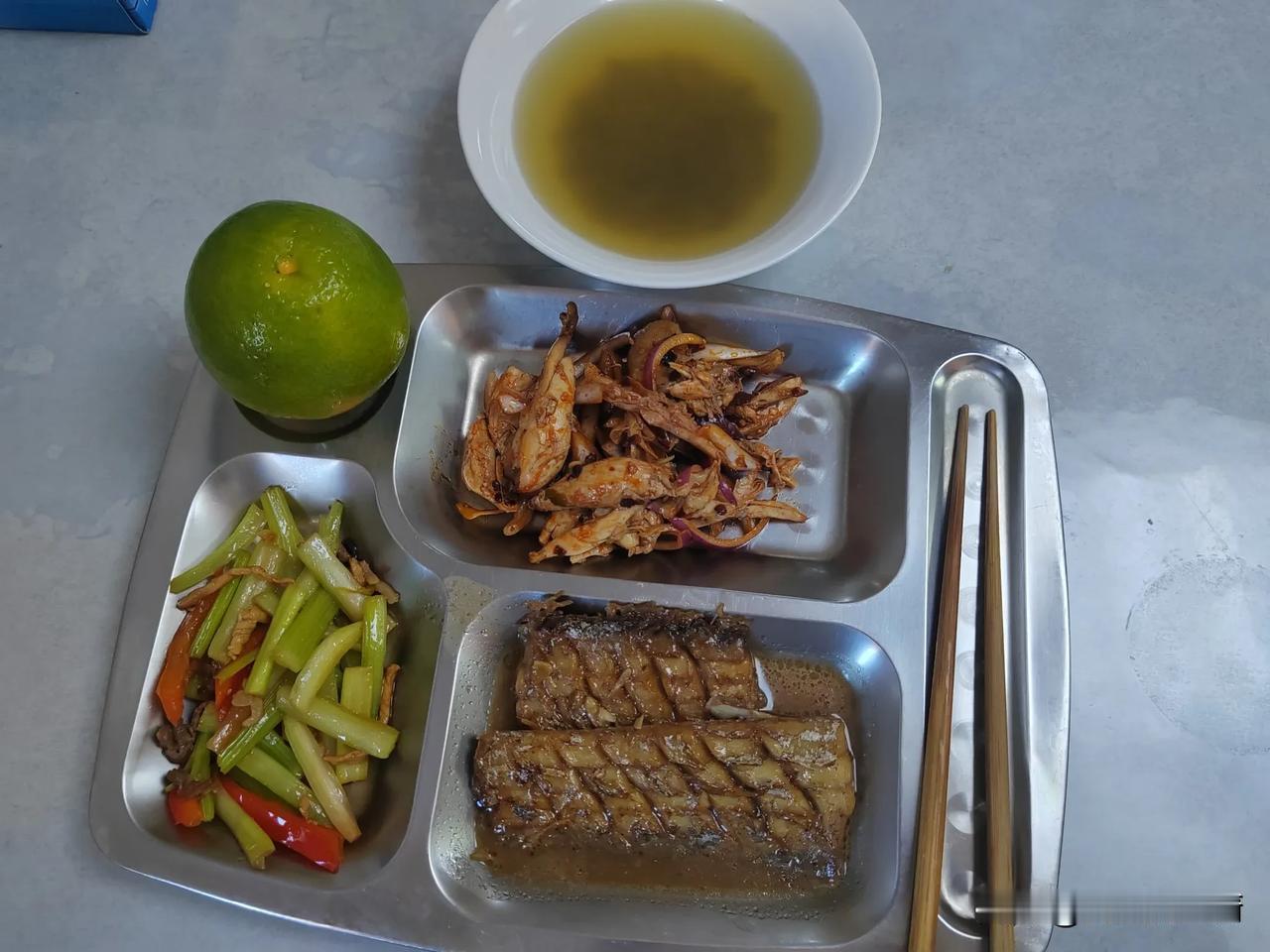 我们船从巴西开航到现在已经整整一个月了，下个月二号就到新加坡。船上的22名船员中