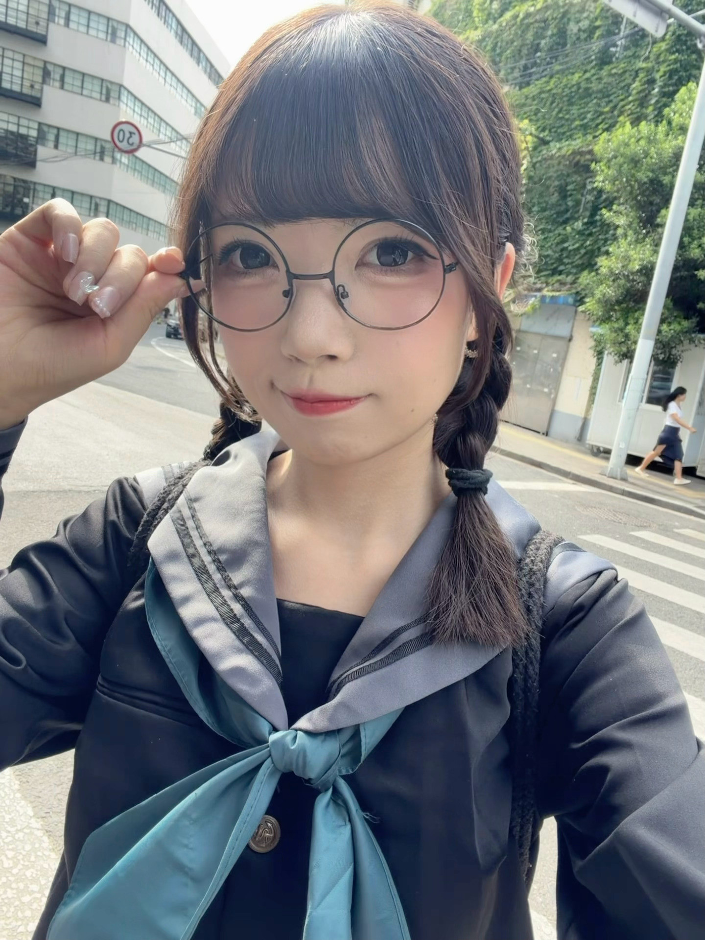 我：老师我想拍邻家甜美一点的📷：给我一个凶狠的眼神…诶诶诶对！你就适合这样狠一
