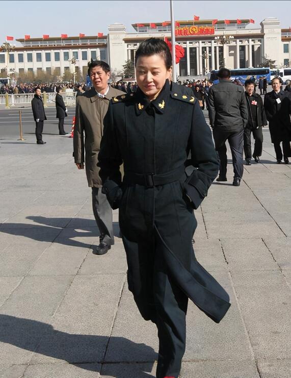 女神就算是老了也很漂亮的啊，穿戴都好干净优雅，一看就是非常精致的女人，皮肤呈现的