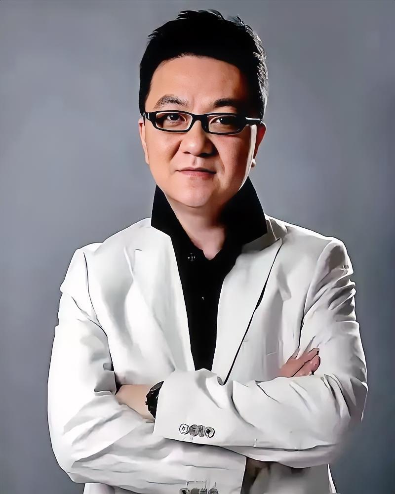 董路在直播里突然哽了一下——因为有一笔5万的转账到了“足球小将”。打钱的人，不是