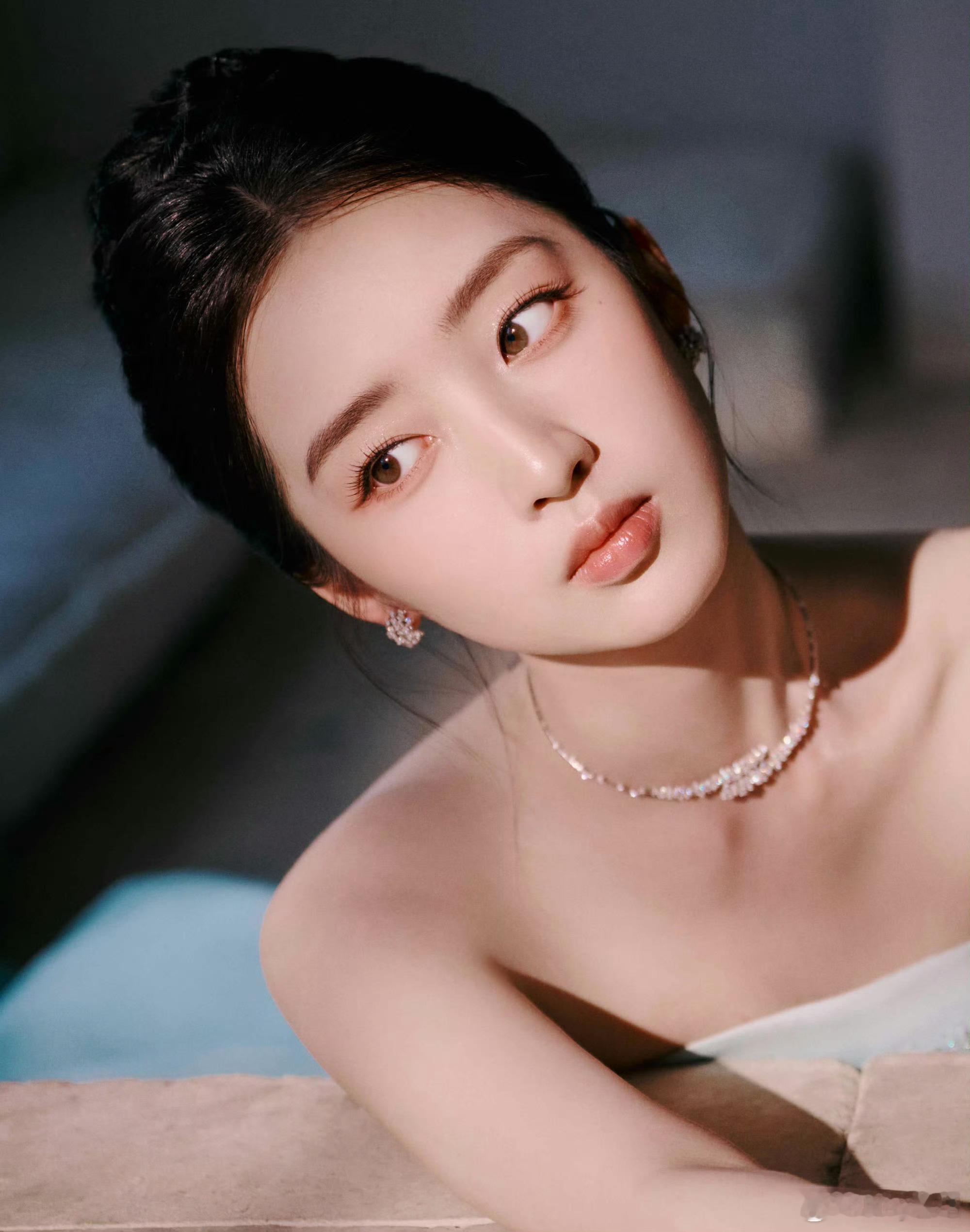 邓恩熙国剧盛典出妆邓恩熙天青色抹胸高定嘶哈嘶哈住！邓恩熙天青色的抹胸高定美到心